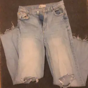 Jeans från zara,köpta för 599kr,knappt använda,är 174cm och dom går ända ner till marken som du ser på bild 3,vid mer frågor o bilder skriv privat,köp inte direkt🌹