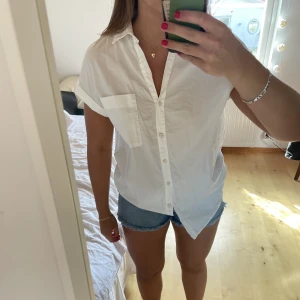 Kortärmad skjorta  - Kortärmad skjorta från Zara i strl S med en oversize passform. Funkar även som miniklänning om man inte är så lång (jag är 178 och har skjortan nerstoppad). Perfekt till sommaren. Hör av dig vid frågor💕