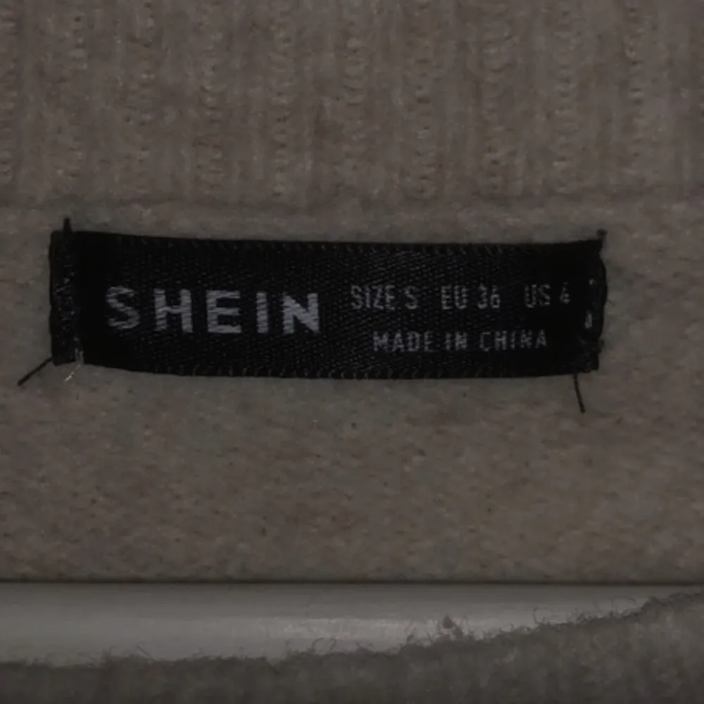 En jättefin och jätteskön randig tröja från SHEIN. Har används ett fåtal gånger, inga spår från användning. Är som ny. B: 53cm L: 44cm. Stickat.