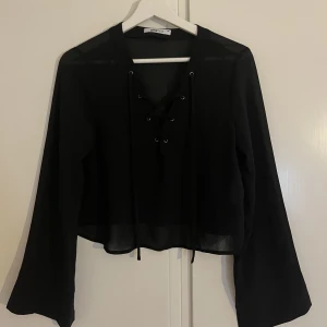 Topp - Topp med snörning Storlek 34 funkar som en 36 också 