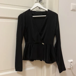 Blus från gina tricot - Säljer denna blusen eller festtoppen från gina tricot! Använd fåtal gånger