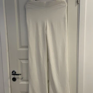 Vita kostymbyxor - Mjuka och sköna kostymbyxor från Nelly. Använda två gånger.