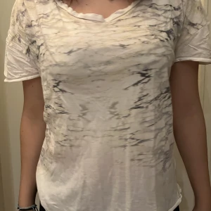 Vit T-shirt  - Vit T-shirt med mönster från Dagmar!