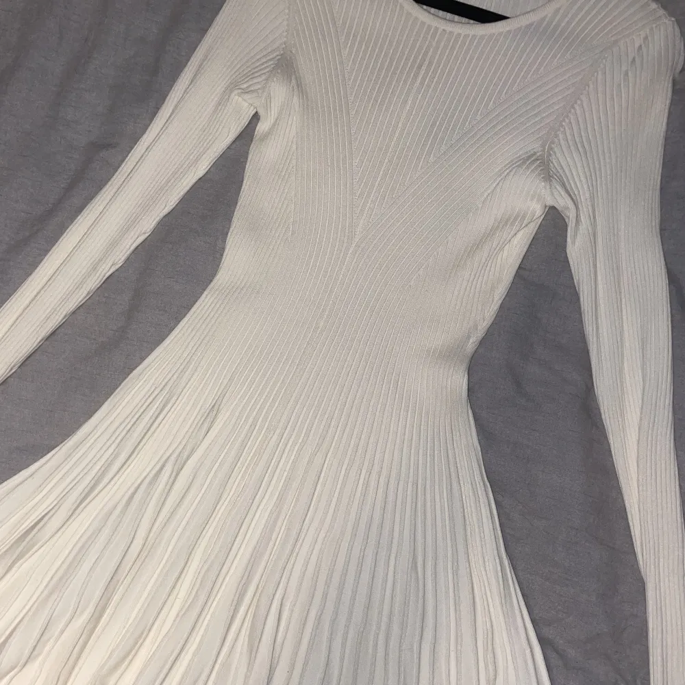 Super söt vit ribbstickad klänning i storlek M. Endast använd 1 gång, säljer pga fel storlek. . Klänningar.