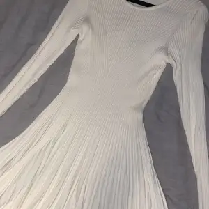 Super söt vit ribbstickad klänning i storlek M. Endast använd 1 gång, säljer pga fel storlek. 