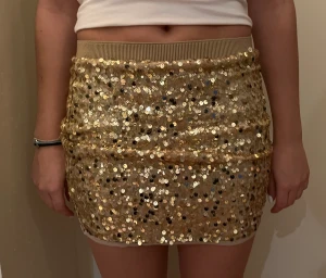 Glittrig kjol - Sjukt snygg glittrig kjol, super trendigt just nu😊