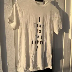 Äkta T-shirt från Tiger of Sweden som använts en gång. Köparen står för frakten som tillkommer❤️