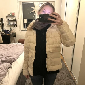 Vit dunjacka - Fin och mysig jacka som inte kommer till användning längre. Storleken är L, men jackan passar även mig som vanligtvis bär S. (Det är spegeln som är smutsig inte jackan)