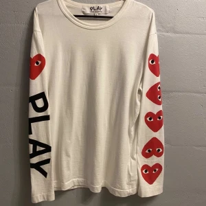 Cdg longsleeve  - Använd fåtal gånger, kan släppa billigare vid snabb affär. Köpt för 1300 