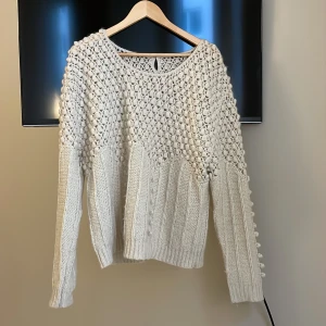 Stickad tröja  - Stickad tröja i beige. Inga synliga fel vad jag kan se. Står ingen storlek men skulle tippa på small till medium beroende på hur man vill att den ska sitta. 100kr exklusive 