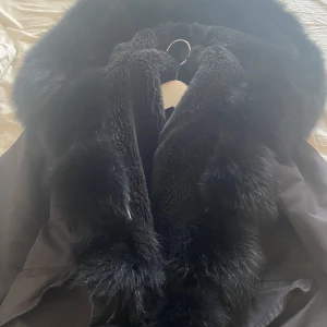 Fatima parka - Säljer denna Fatima parka. Den köptes för en vecka sen men saknar dock en knapp på fickan men den syns inte, väldigt fluffig och fräsch och fin päls. Perfekt nu till vintern, håller dig varm och är väldigt fin❤️