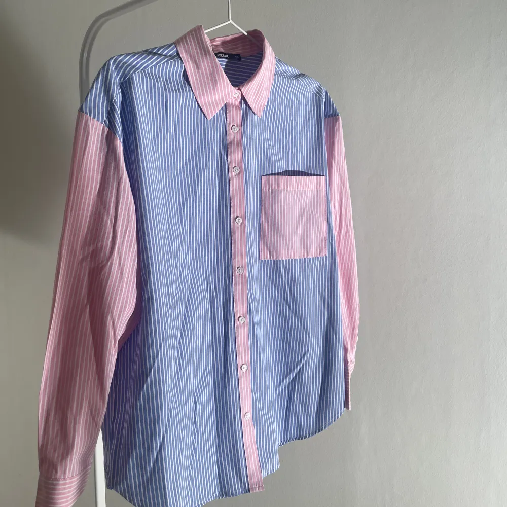 Blå och rosa skjorta från bikbok. XS men väldigt oversize. Skjortor.