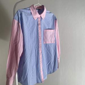 Blå och rosa skjorta från bikbok. XS men väldigt oversize