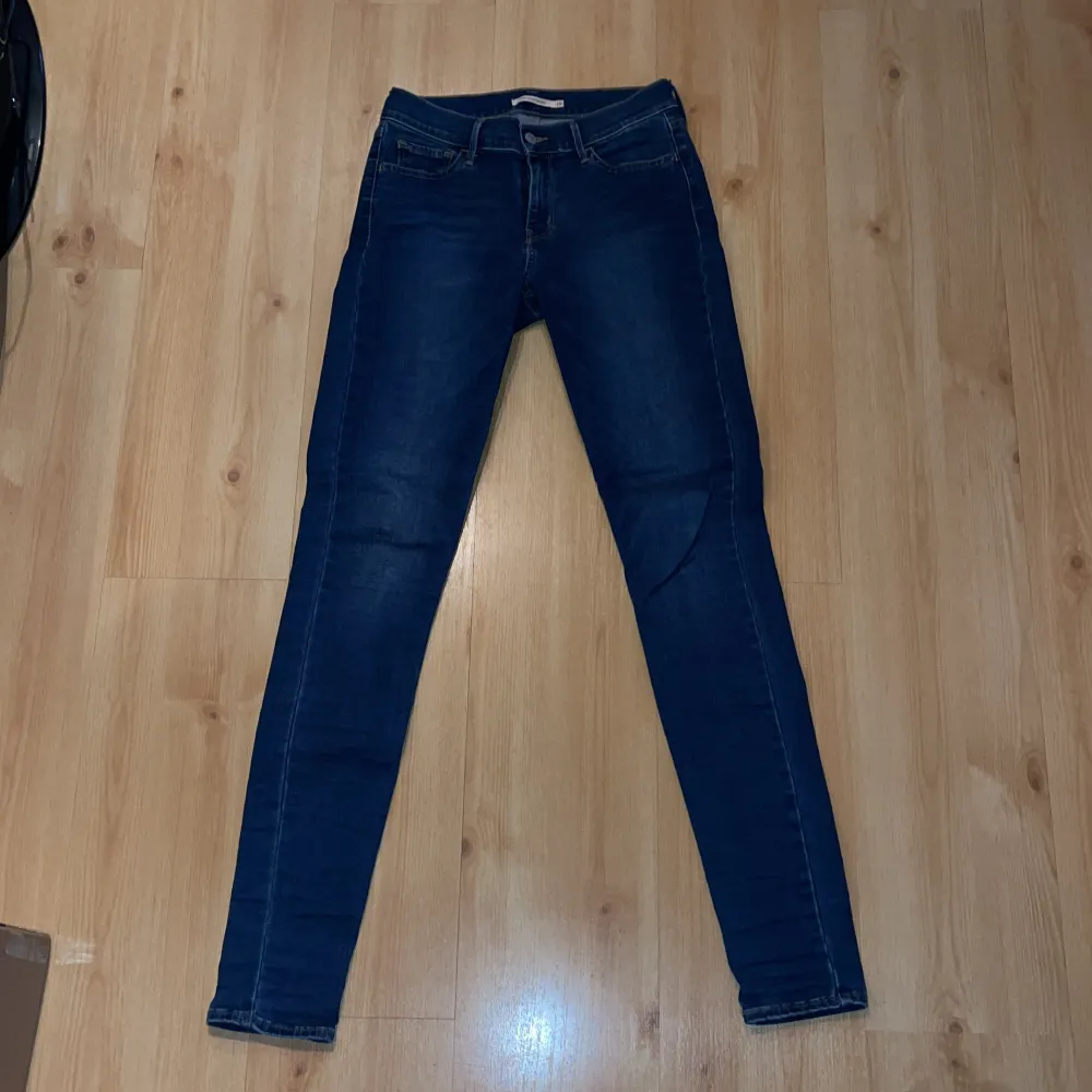 Jeans från Levis, lågmidjade, mörkblå, skinny . Jeans & Byxor.