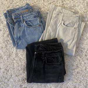 (ALLA ÄR SÅLDA) Säljer tre par jeans från weekday i modellen Voyage. De har använts relativt mycket men de har inga defekter i form av slitningar, isf bara att de har tvätttats ett par gånger🌟 Nypris 500/st men säljer för 150/st eller 400 för alla🤍