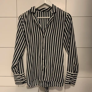 Randig blus  - Randig blus från Gina tricot 