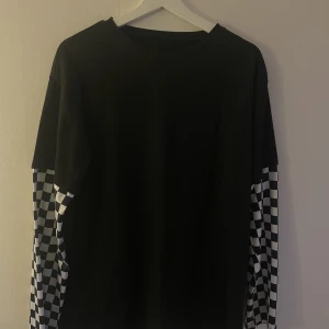 Svart dubbeltröja - Köpt på SHEIN, aldrig använd.  Ärmarna sitter ihop med t-shirten. Stor i storleken. 