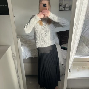 Stickad tröja  - Säljer denna otroligt fina tröja från Lindex i storlek S!! Använd få gånger så i väldigt gott skick. Säljer pga att den inte används så mycket som den borde. 🌟💗köpt för 400-500 kr. Pris kan diskuteras, lägg prisförslag! 