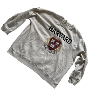 Harvard sweatshirt - Jättefin mysig tjocktröja knappt använd inga defekter. Den är dock väldigt väldigt oversize. Priset är INKLUSIVE FRAKT 💕Skriv om fler bilder eller frågor. 