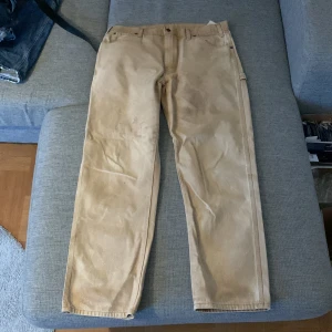 Levis jeans - Säljer dessa då de helt enkelt inte är min stil längre. De är i bra skick. Ser lite smutsiga ut på framsidan med det är bara designen. Skriva gärna vid frågor