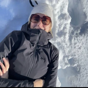 Skidjacka J. Lindeberg - Superfin helsvart jacka från J Lindeberg. Storlek small. Inköpt för ett år sen och i väldigt fint skick då den bara har används en vecka förra året. Inköpt för 4200kr 🫶🏽