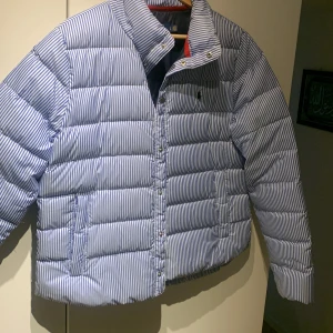 Pufferjacket - Fin randig jacka som är perfekt till hösten/våren. Har aldrig använt den och är under bra skick. Köptes i USA så svår att få tag i Sverige. Sitter perfekt. Frakt ingår i priset.