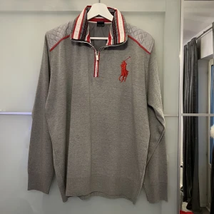 Polo Ralph Lauren Sweatshirt - Sweatshirt från Polo Ralph Lauren som köptes för 1000kr säljes nu för 299kr. Frakt eller mötas upp funkar. Bra skick.