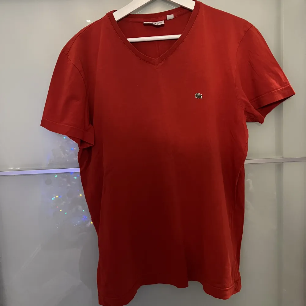 Röd Lacoste t-shirt köpt från deras hemsida för några månader sedan för ett pris på 500kr och säljes nu för ett så lågt pris som 149kr. . T-shirts.