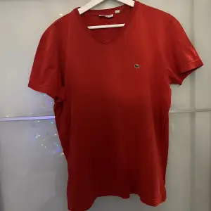 Röd Lacoste t-shirt köpt från deras hemsida för några månader sedan för ett pris på 500kr och säljes nu för ett så lågt pris som 149kr. 