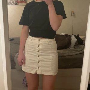 Jeanskjol - vit jeanskjol med knappar ifrån gina tricot i storlek 36 💛