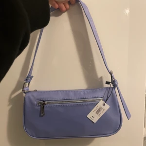 HELT NY VÄSKA FRÅN BIKBOK - Säljer denna helt nya väska från bikbok, PRISLAPPEN SITTER KVAR! Nypriset ligger på 229kr❤️ super fin lila färg och otroligt fin och trendig modell. Fraktar ej utan möts upp i Stockholm ❤️