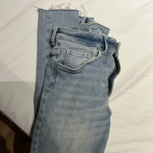 Jeans - Jeans med slitning i benslut. Från veromoda 