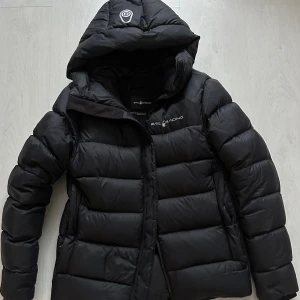 Sail racing dunjap - Strl XS, Svart, dunjacka köpt fysiskt i sailracing butiken. Original pris 4000 säljs för 1700💗