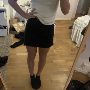 Svart jeans kjol - En svart jeans kjol från hm ❤️‍🔥