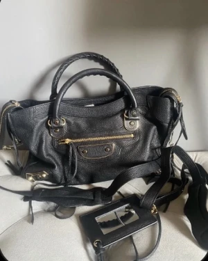 Balenciaga city bag - Kollar intresset på min balenciaga city bag i medium storlek då jag inte använder den så mycket. Har inget äkthetsbevis men kan garantera äkthet, kom privat för mer info ang det🫶🏼 Kan tänka mig att gå ner i pris vid snabb affär💕💕
