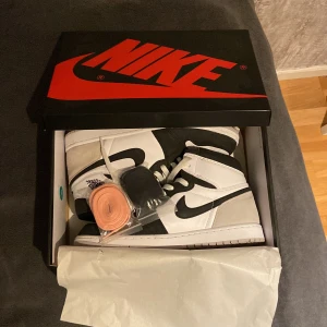Jordan 1 ”Stage Haze” EU - 45, US - 11 - Hej! Säljer nu mina Jordan 1 Stage Haze då dom inte kommer till användning. Skorna är i väldigt bra skick 9/10 och har använts Max 5 gånger. Box, svart- och rosa snören ingår. Nypris över 3000kr  Kan fraktas om köparen står för kostnaden, möts upp Sthlm 