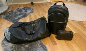 Äkta Louis Vuitton väskor till kanon pris - Ryggväska med serienr N58024. Pris 14000kr. Necessärväska med serienr BA3184. Pris 4000kr. Resväska med serienr AA0138.Pris 16000kr. Eller alla för 30000kr Alla är i nytt skick. Användes väldigt sparsamt. Har ingen kvittot därav mkt bra pris.