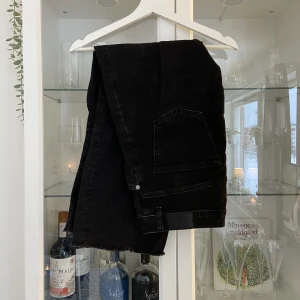 Jeans - Urtvättad svart färg. Lite kortare i benen. 