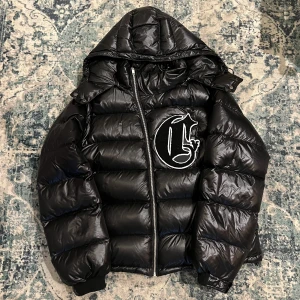 Corvidae Puffer - Corvidae Black Puffer, storlek L, går att ta bort luva och ärmarna. Använd några gånger förra året..  Limited edition!