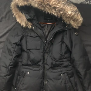 Hollies jacka, äkta päls - Säljer min hollies jacka i modellen Livigno, äkta fin päls och har bara använts en vintern i cirka 3 månader, så den är i väldigt bra skick, nypris 4490 kr. 