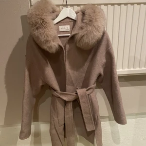 Kappa - Säljer denna populära beigea kappan med äkta päls, storlek S. Fåtal gånger använd, så i nytt skick. Nypris 3900kr. Jag säljer den för 1600, vid snabb affär kan pris diskuteras.