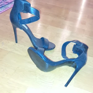 Steve Madden klackskor stl 41 -  Bara testade inomhus några gånger med förhoppning om att jag ska kunna gå i dem. Men det går inte...det är bara att inse. 