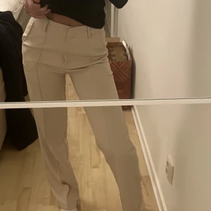 Madlady kostymbyxor  - Säljer mina finaste kostymbyxor från madlady🫶🏼 Färgen i denna modellen är helt slutsåld! Knappt använda så jättefint skick. Inga skador alls. Storlek XS/34