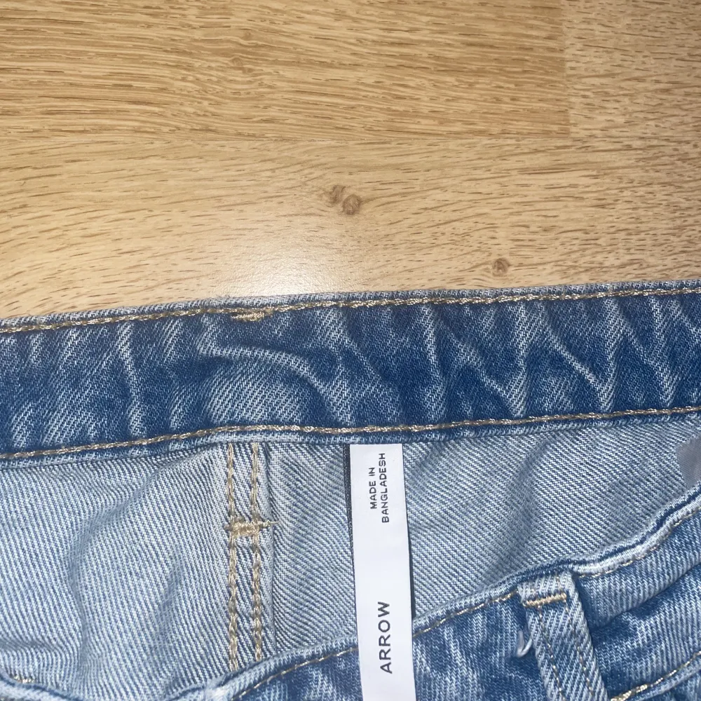 Mått W31 (79,5cm) och L30 (76cm), tror det är light stonewash som färg. Använt ca 5ggr, inte min stil. Kostade 500k original pris , nu kostar dem 590 på hemsidan. Frakt exkluderat, tar emot Swish.. Jeans & Byxor.