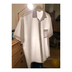 Vit skjorta ☁️ - Skitfin vit skjorta i lite genomskinligt material! Fladdrig & somrig legooo