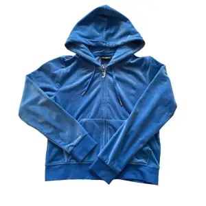 Juicy Couture zipup hoodie i blå färg, helt ny men har flyttat så själva prislappen är av men plasten runt e kvar o tråden för lappen oxå