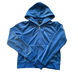 Juicy couture - Juicy Couture zipup hoodie i blå färg, helt ny men har flyttat så själva prislappen är av men plasten runt e kvar o tråden för lappen oxå