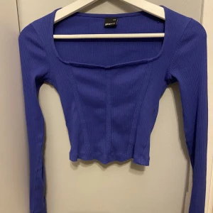Långärmad topp - Långärmad topp från ginatricot i jättefint skick!💙(jag står inte för frakten)