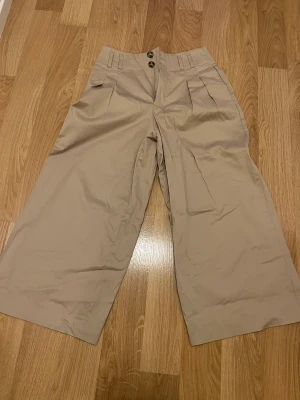 Finbyxor,  vida,   3/4  - Superfina vida 3/4 byxor.