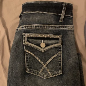 Lågmidjade flare jeans  - Blå jeans med stretch  Andvänd fåtal gånger  Slutar en bit under naveln Frakt ingår inte 